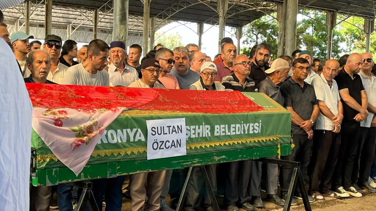 Kırmızılı Kadın'a hüzünlü veda! Konyalılar son yolculuğunda yalnız bırakmadı 4